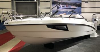 AMT 210 DC – Finsk daycruiser som siktar mot en stor kundgrupp AMT 210 DC - foto från båtmässan 2019