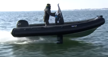 Flygande Rib-båt med foilteknik