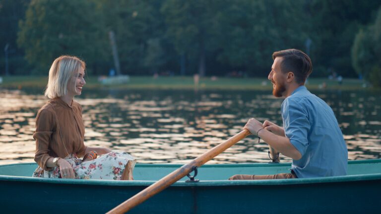 Romantik - ett par i en roddbåt